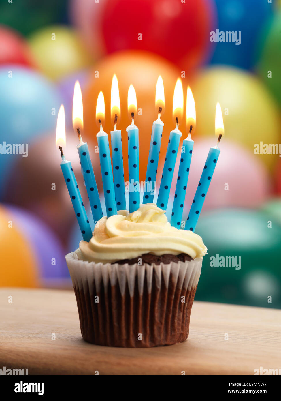 Kerze mit Ballon Partei Hintergrund. Stockfoto