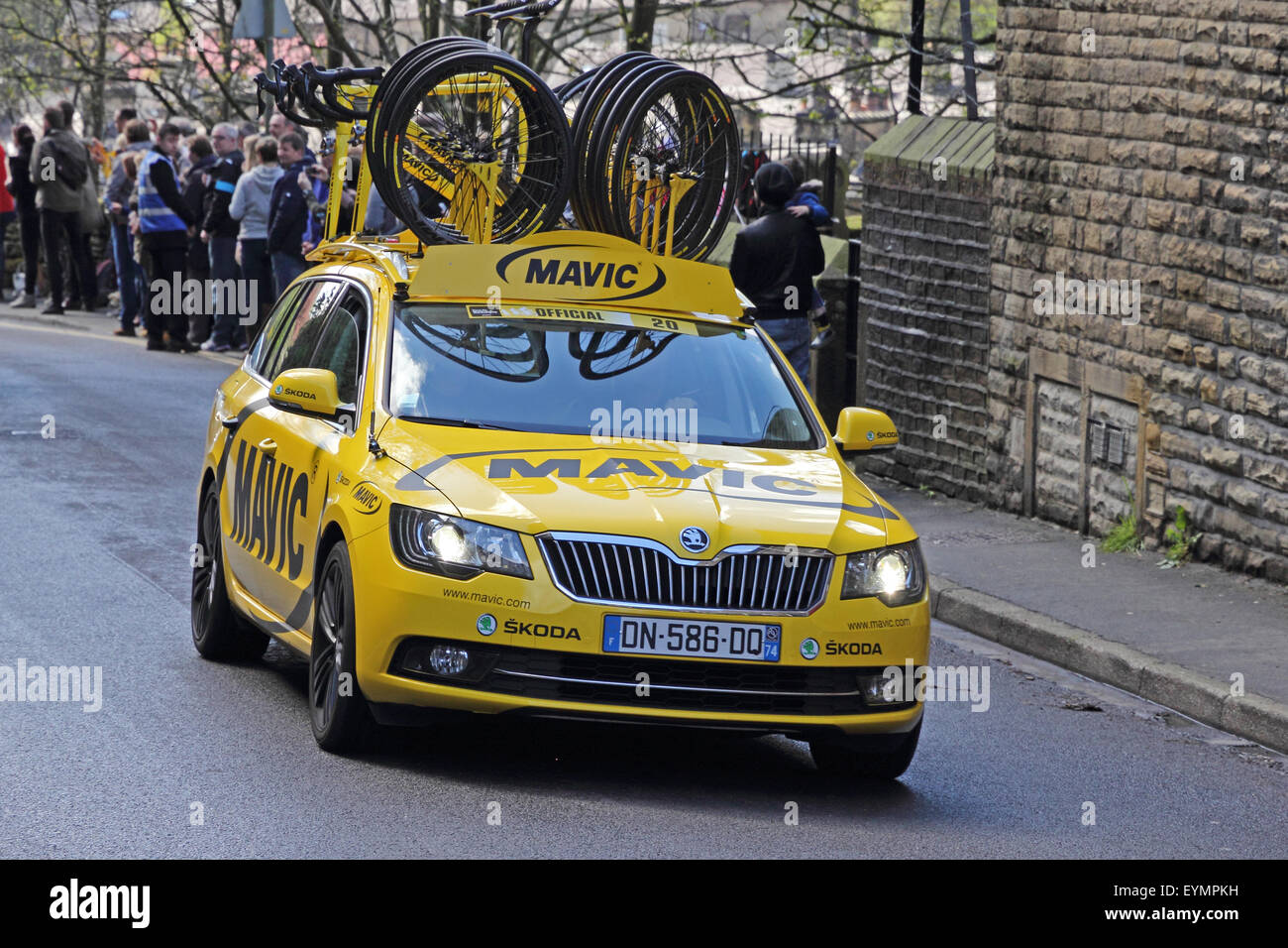 Team Mavic Unterstützung Auto auf Radrennen Tour de Yorkshire durchqueren Hebden Bridge Stockfoto