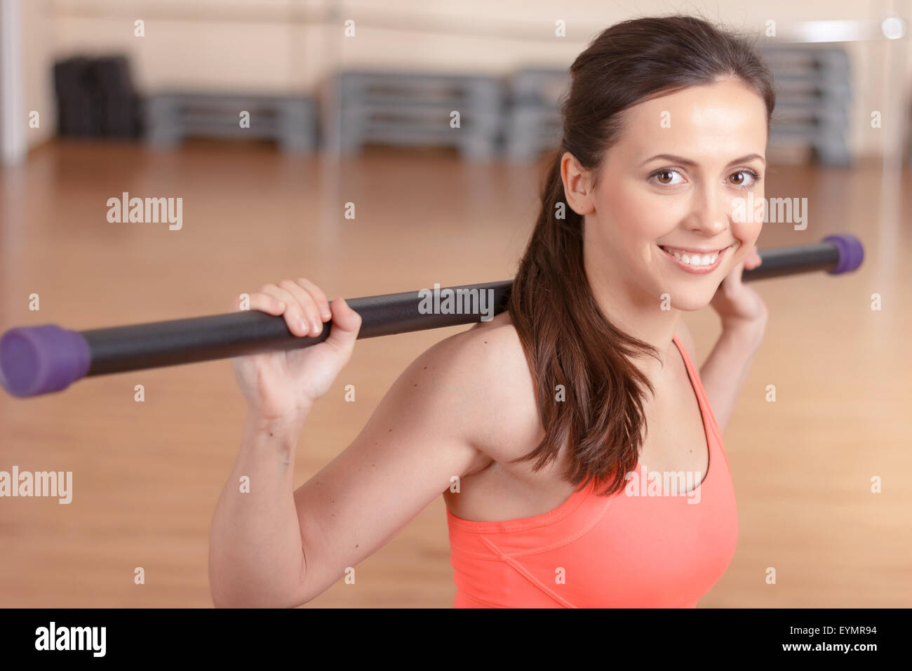 Junge lächelnde Frau Stock-Übungen Stockfoto