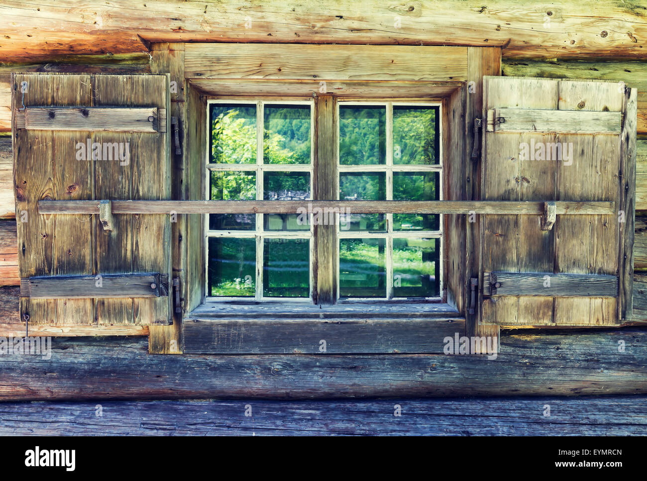 alte Holzfenster, Fensterläden Stockfoto