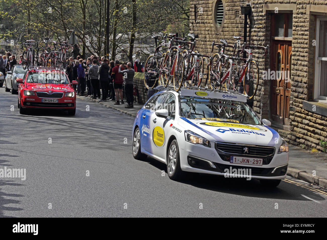 Team-Unterstützung-Autos auf Radrennen Tour de Yorkshire durchqueren Hebden Bridge Stockfoto