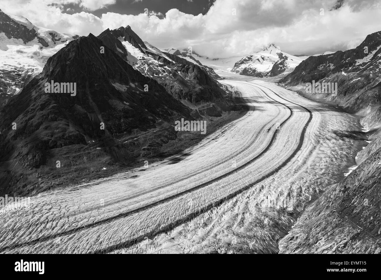 Der Aletschgletscher. Aletschgletscher. Die Ostbernischen Alpen im Schweizer Kanton Wallis. Schweiz. Schwarz-weiße Berglandschaft Stockfoto