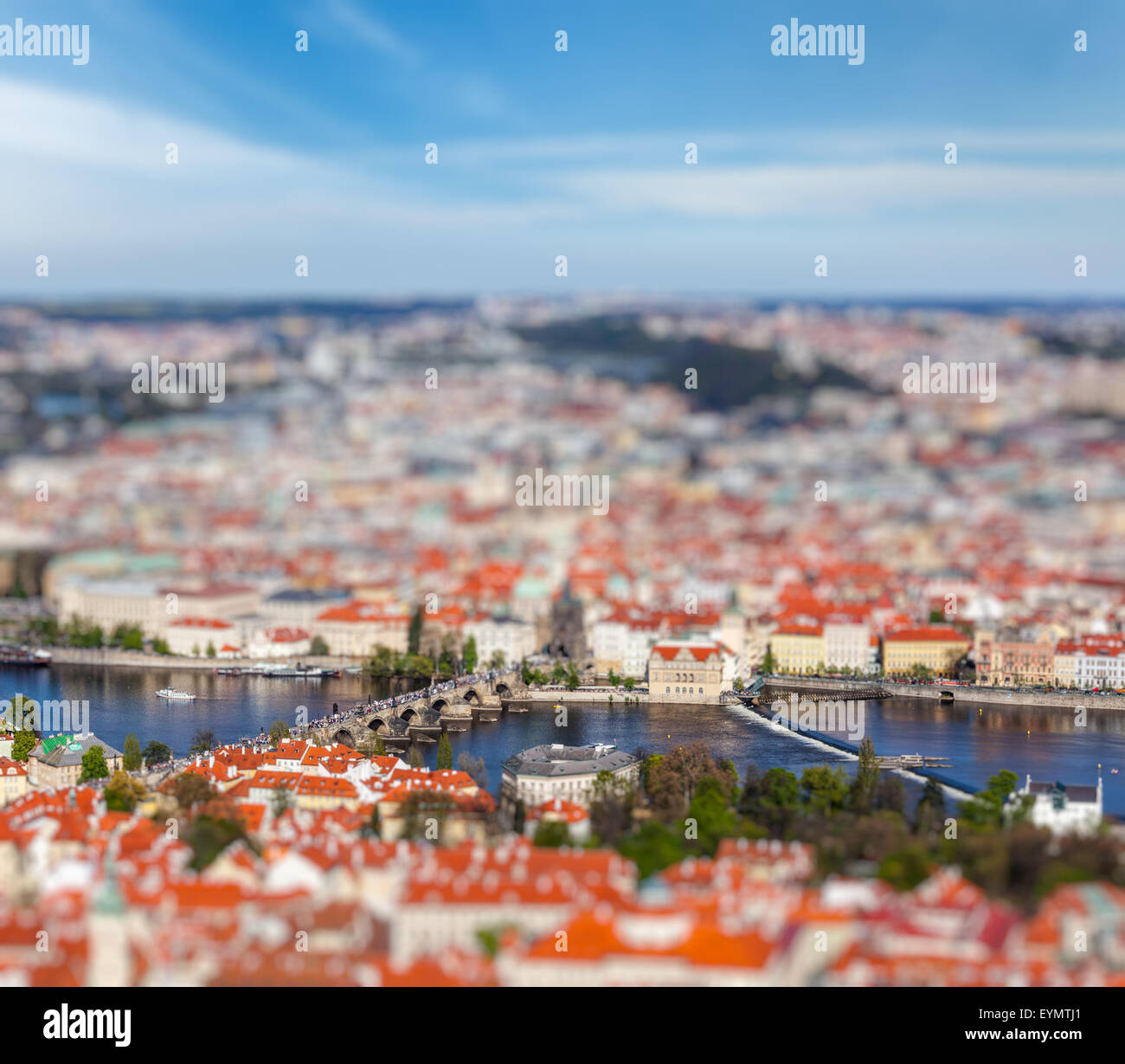 Luftaufnahme der Karlsbrücke über die Moldau und Altstadt vom Aussichtsturm Petrin-Hügel mit Tilt-Shift-Spielzeug-Effekt wird Stockfoto