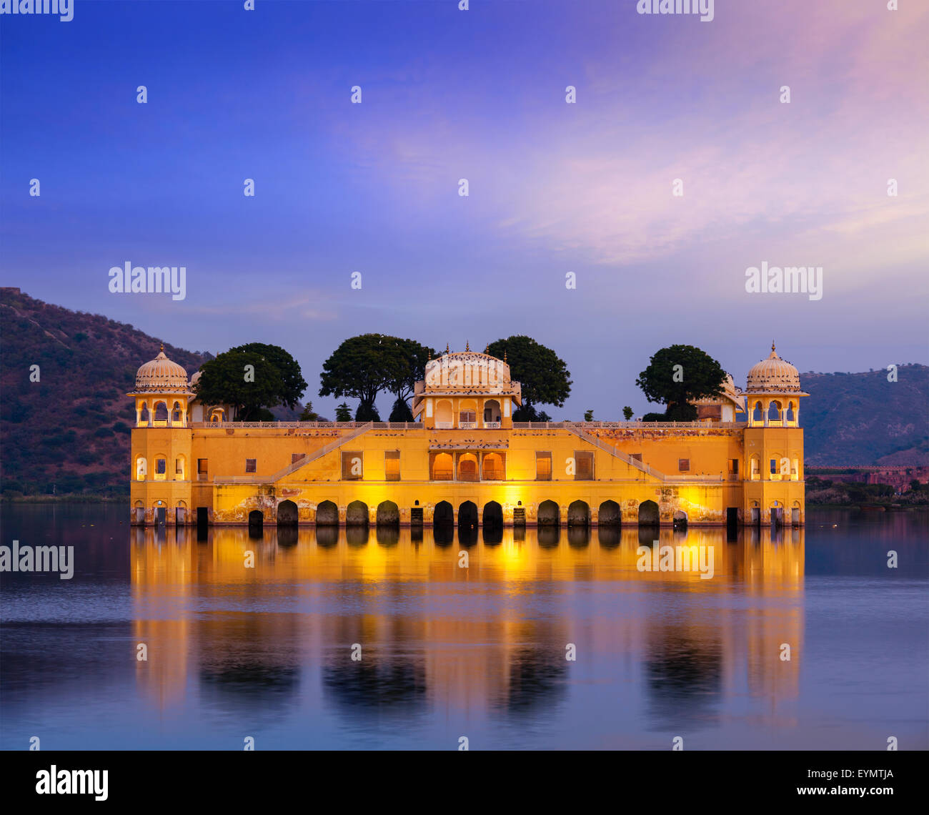 Rajasthan Wahrzeichen - Jal Mahal Wasserpalast auf Mann Sagar See am Abend in der Dämmerung. Jaipur, Rajasthan, Indien Stockfoto