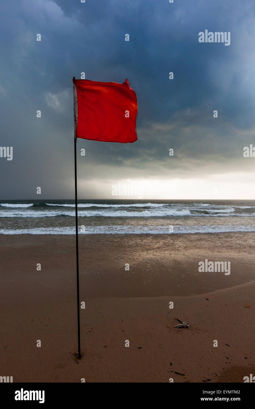 Rote Warnflagge am Strand - Lizenzfreies Bild #2316353