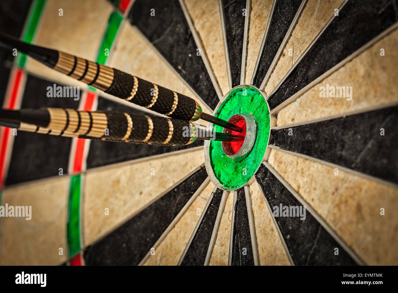 Erfolg trifft Ziel Ziel Zielerreichung Konzept Hintergrund - drei Darts im Auge des Stiers hautnah Stockfoto