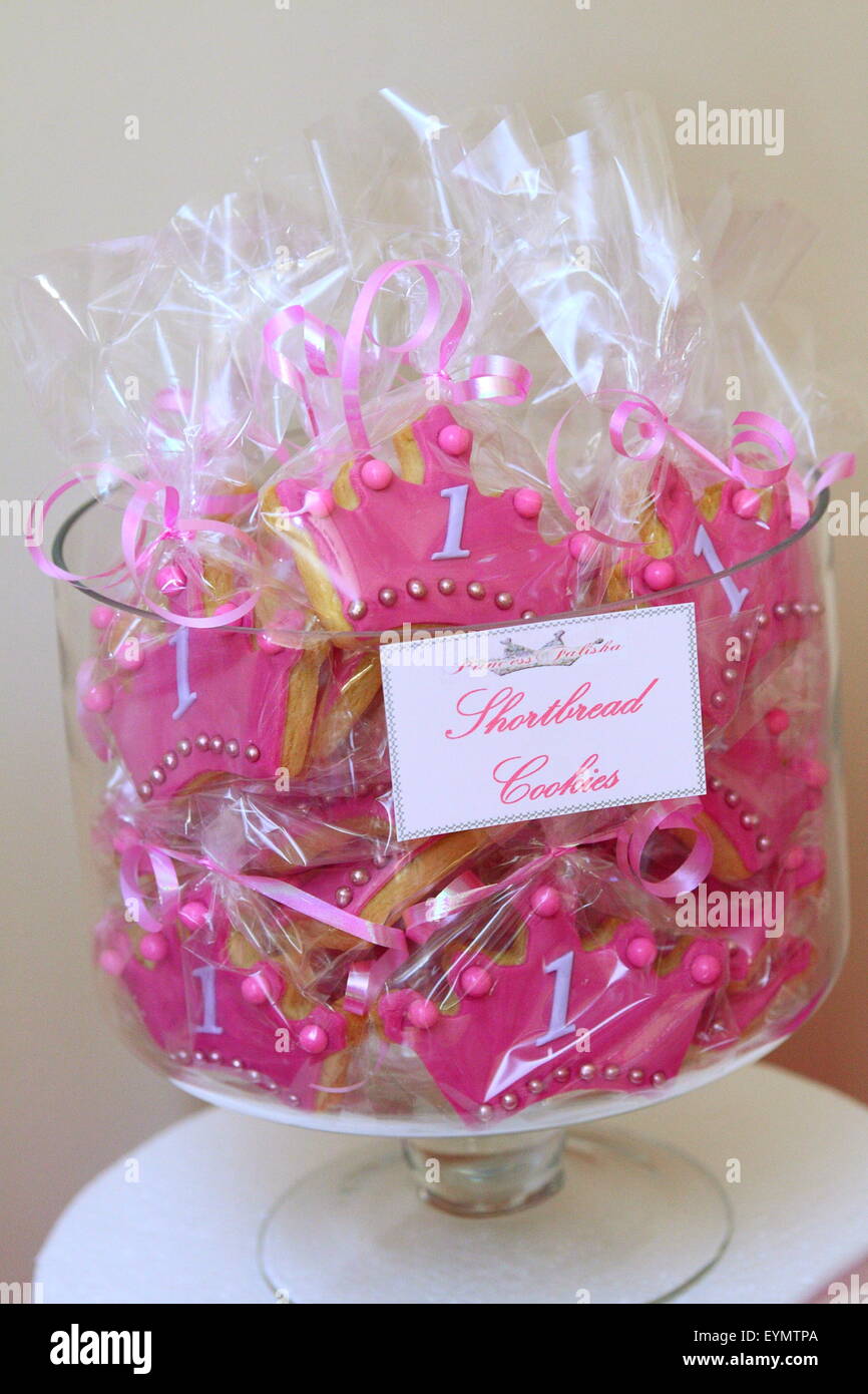 Einzeln verpackte rosa Shortbread Cookies im Weckglas Stockfoto