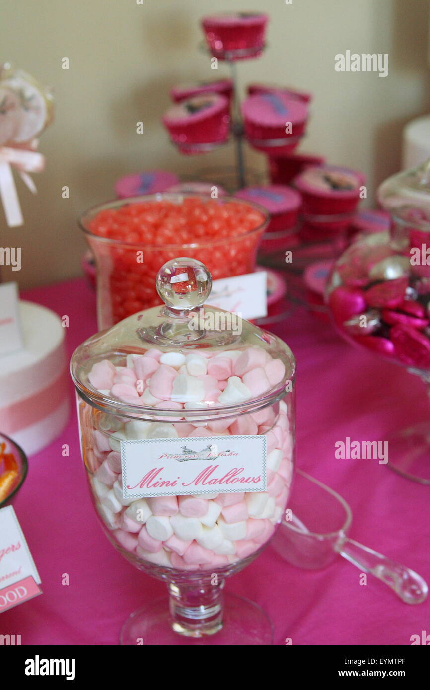 Marshmallows auf Süßigkeiten-Buffet-Tisch auf einer party Stockfoto