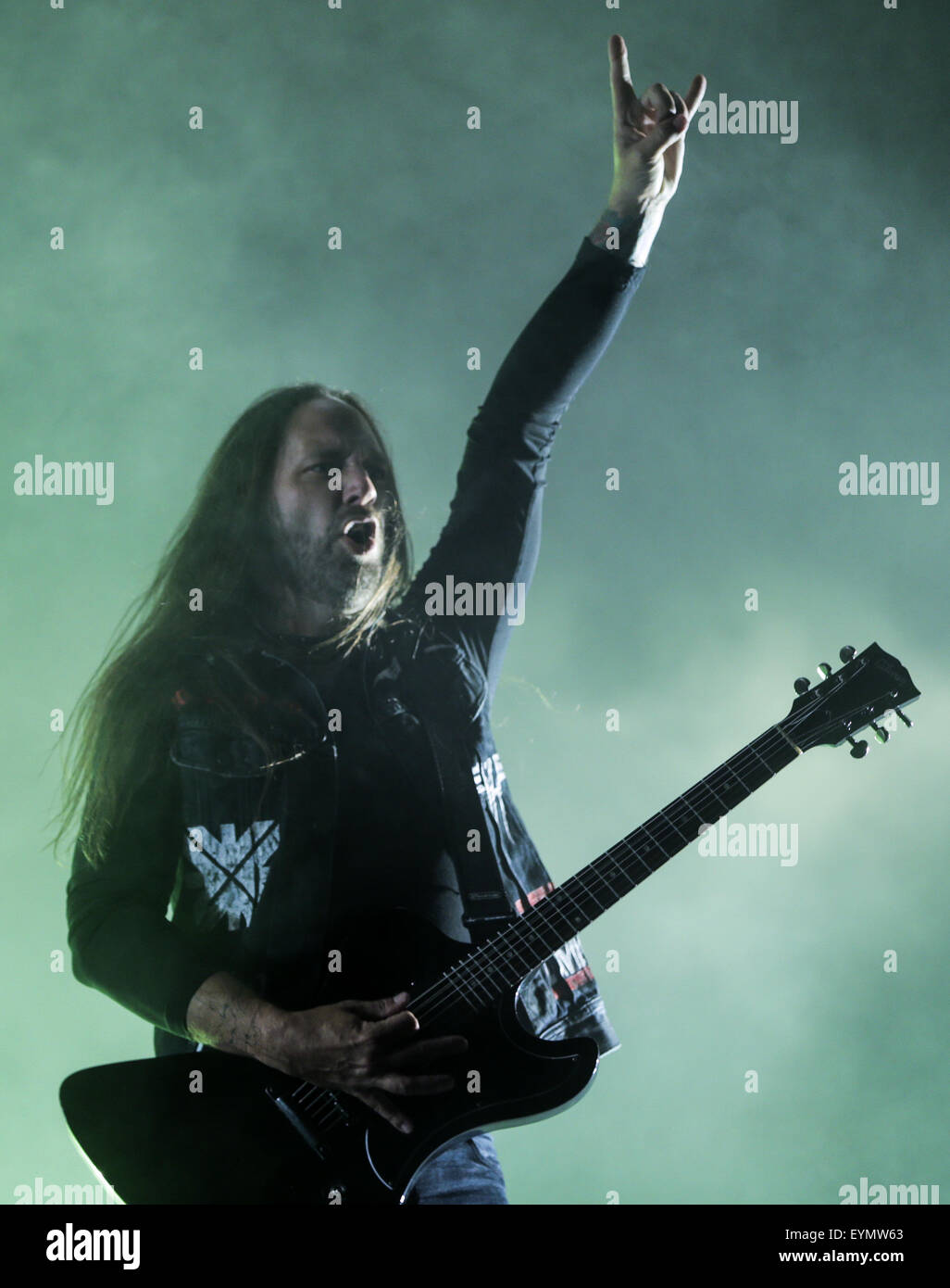 Niclas Engelin, Gitarrist mit schwedischen melodic-Death-Metal-Band "In Flames" auf der Bühne auf dem Wacken Open Air Festival in Wacken, Deutschland, 31. Juli 2015. FOTO: AXEL HEIMKEN/DPA Stockfoto