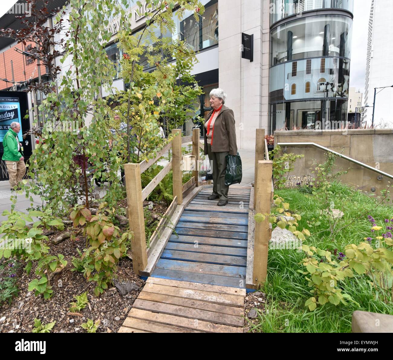 Manchester, UK 1. August 2015 Manchester Stadtzentrum wird ein Stadtgarten Dig The City für das dritte Jahr in Folge in die Stadt kommt. Blumenschmuck, einschließlich derjenigen aus RHS Tatton und Kew Gardens, machen das Zentrum, wie King Street und St. Ann's Square, einer grünen Umgebung. Graben der Stadt Manchester, UK Stockfoto