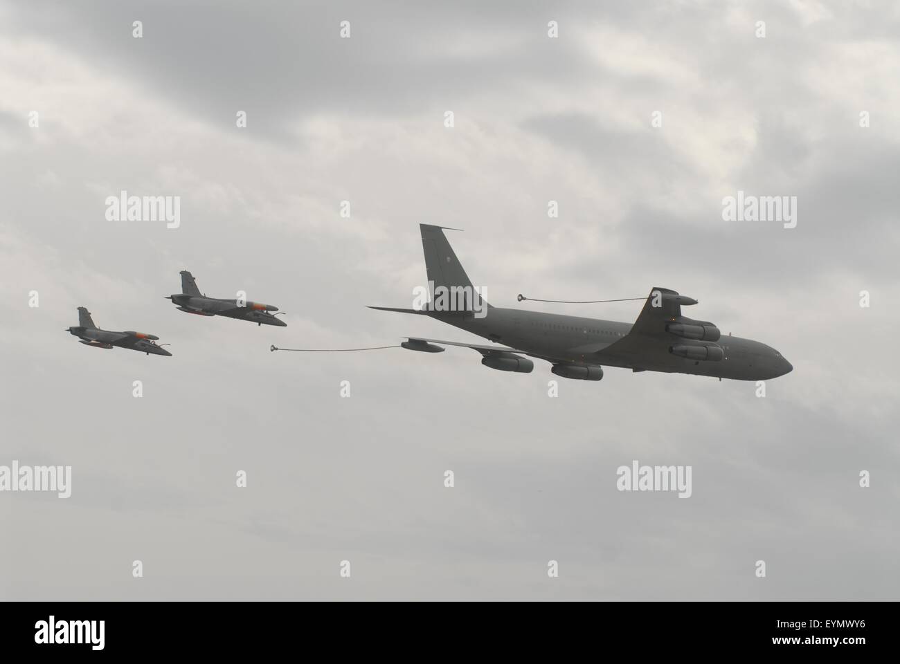 Italienische Luftwaffe, eine Boeing B-707 Tankflugzeug tanken im Flug zwei Aermacchi MB 339 Stockfoto