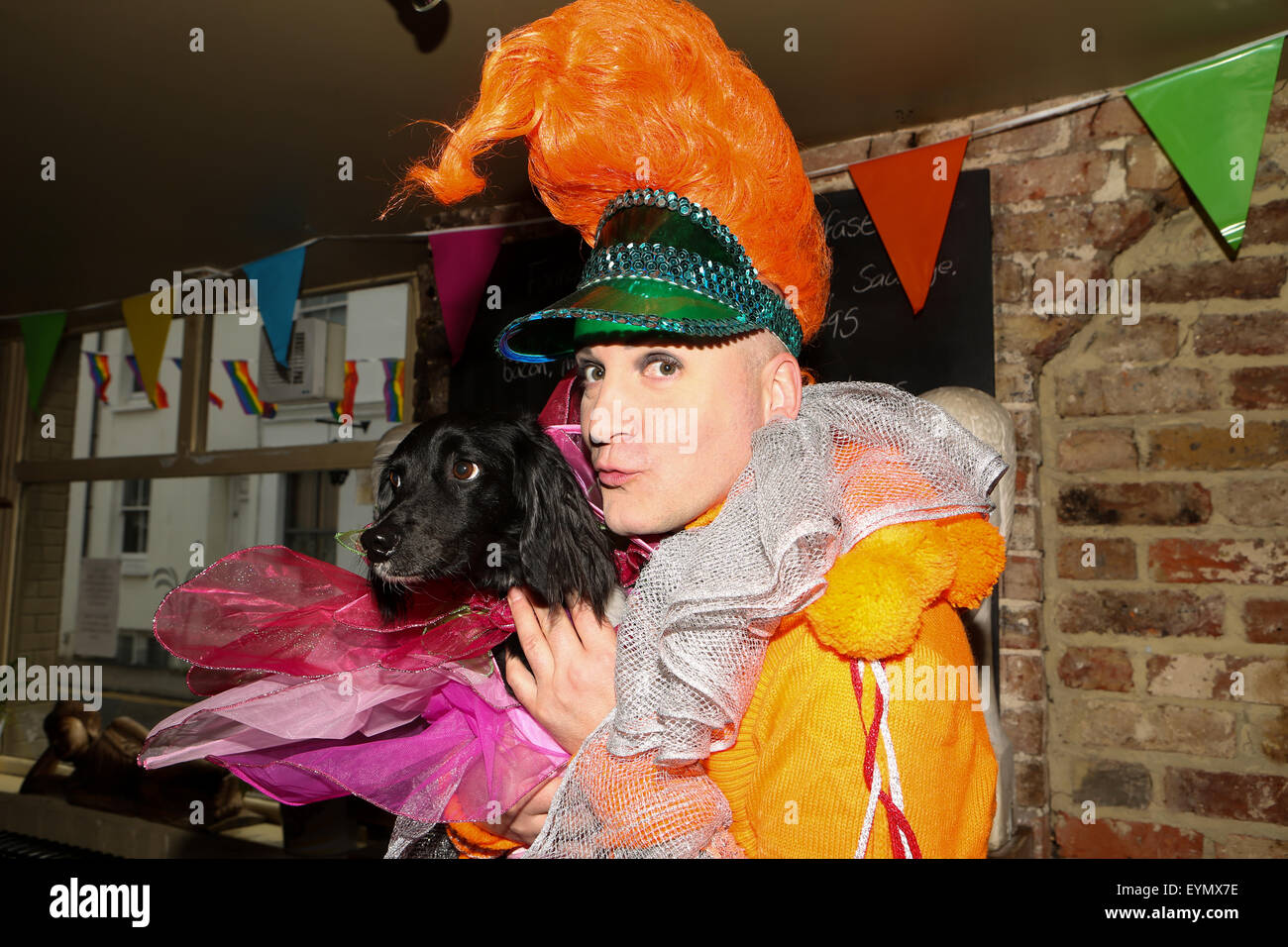 Dies ist die Parade auf Brighton Pride 2015, die von Brighton & Hove Ufer an der Friedensstatue, Hove Rasen, Hove, East Sussex, Großbritannien, begann. 1.. August 2015 Stockfoto