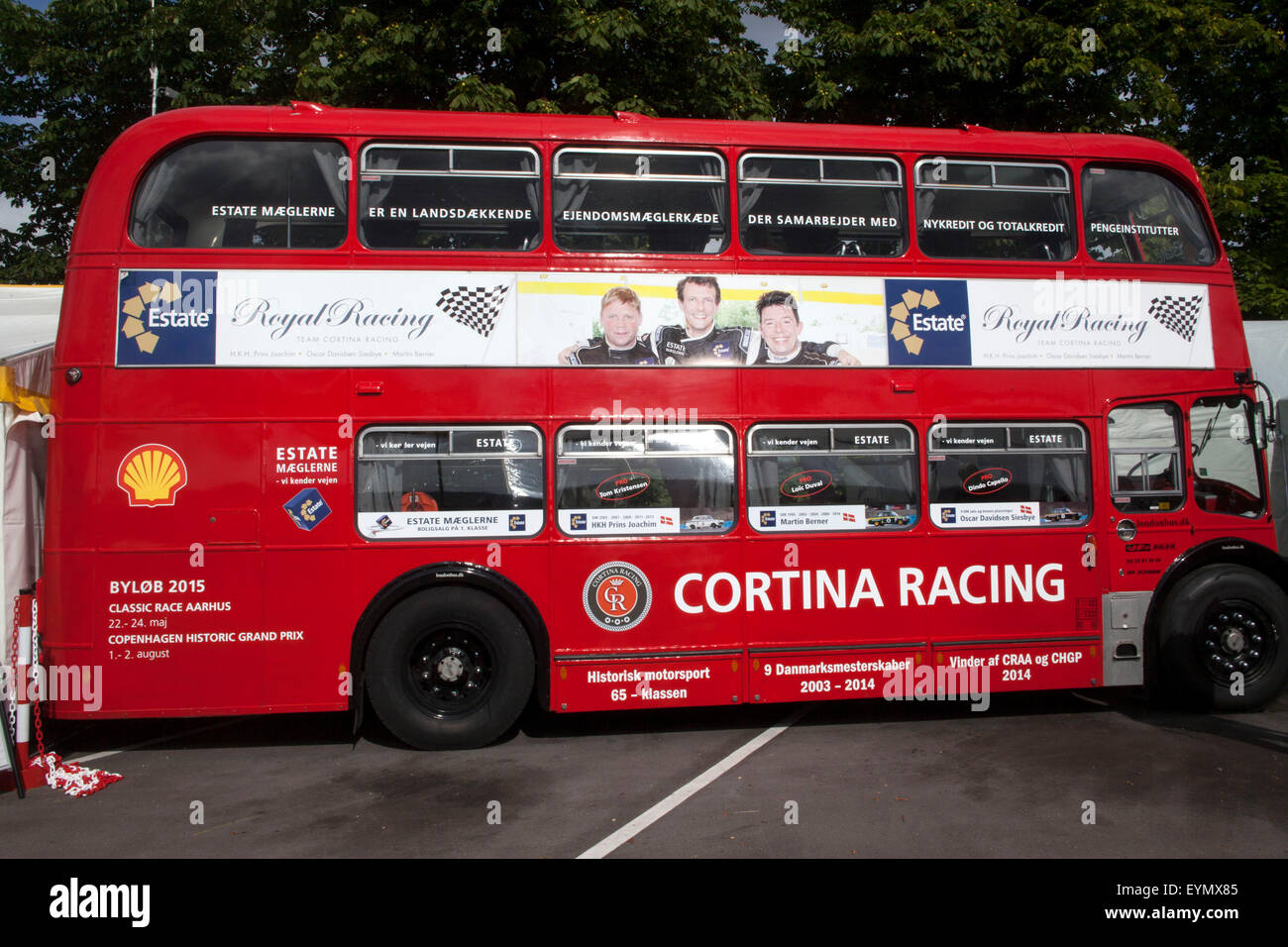Kopenhagen, Dänemark, 1. August 2015. Team "Racing Cortina" Tour Buss in Kopenhagen Historic Grand Prix abgebildet. Amond der Fahrer sind dänische Prinz Joachim und Le Mans-Sieger und Audi-Rennfahrer Tom Kristensen Stockfoto