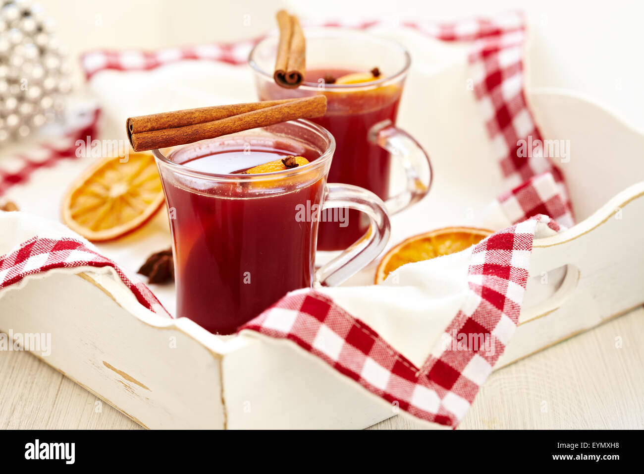 Glühwein mit Gewürzen und Orangenscheibe Stockfoto