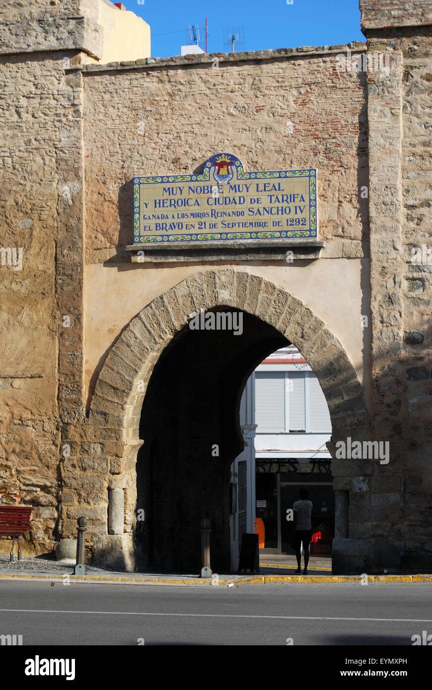 Blick auf die Puerta de Jerez Stadttor, Tarifa, Costa De La Luz; Provinz Cadiz, Andalusien, Spanien, Westeuropa. Stockfoto