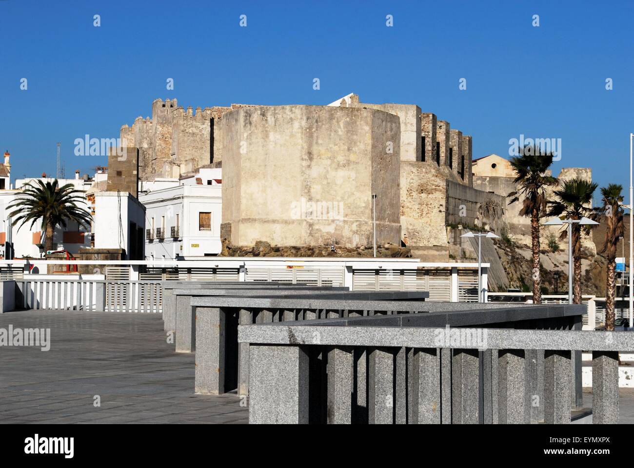 Blick auf die Burg Guzman el Bueno, Tarifa, Costa De La Luz; Provinz Cadiz, Andalusien, Spanien, Westeuropa. Stockfoto