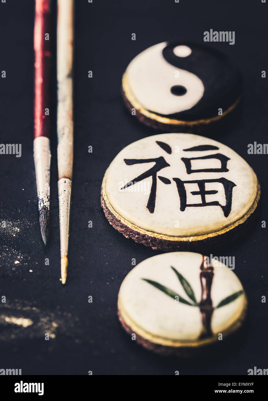 Handbemalte Cookies mit chinesischen Schriftzeichen "Glück", Bambus und Yin Yang. Selektiven Fokus. Stockfoto