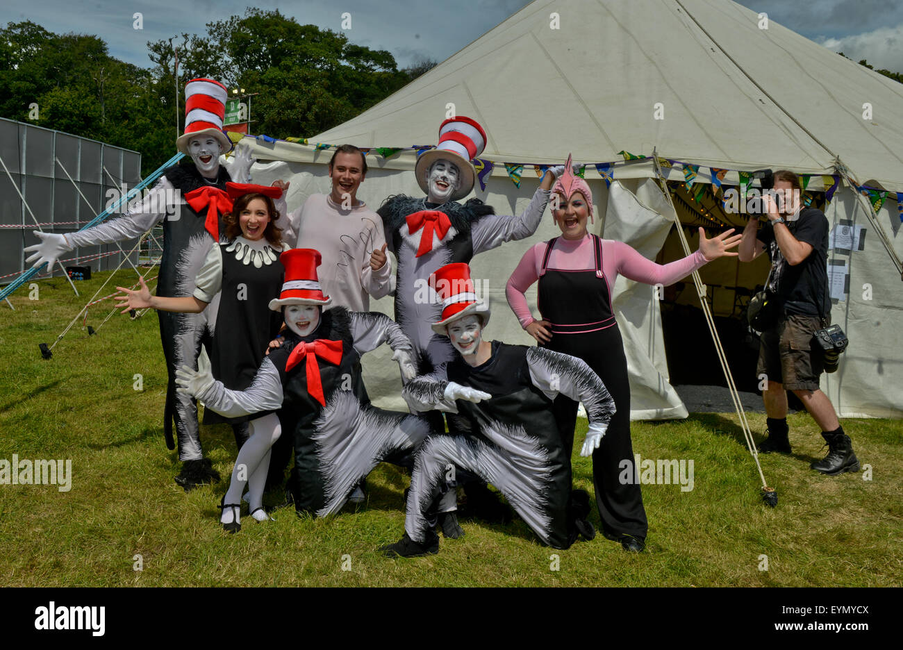 Lulworth Castle, Dorset, UK. 1. August 2015. Cat In The Hat backstage bei Burg Bühne, Samstag, Camp Bestival Lulworth Castle, Dorset, UK Credit: Jules Annan/Alamy Live News Stockfoto