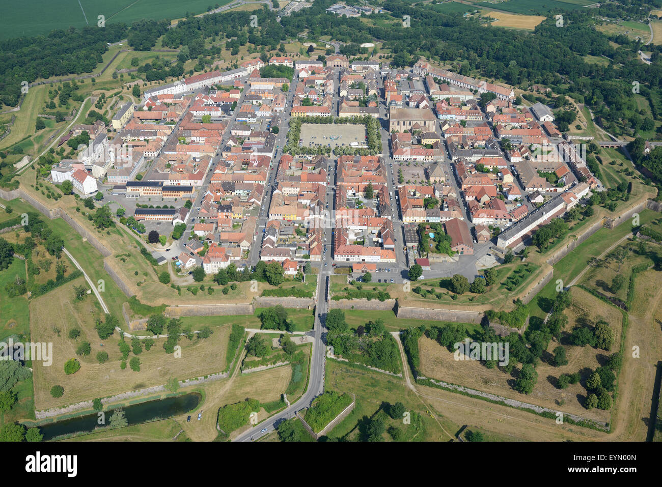 LUFTAUFNAHME. Achteckige Zitadelle von Neuf-Brisach (erbaut vom berühmten Architekten Vauban, ist sie UNESCO-Weltkulturerbe). Haut-Rhin, Alsace, Grand Est, Frankreich. Stockfoto