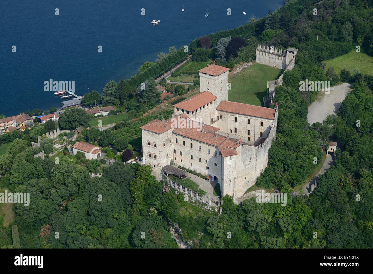 LUFTAUFNAHME. Burg Rocca Borromeo mit Blick auf den Lago Maggiore. Angera, Provinz Varese, Lombardei, Italien. Stockfoto