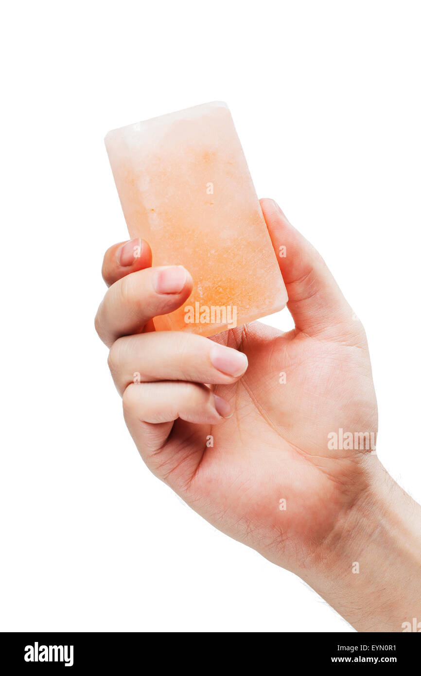 Mann hält ein Himalaya Salz Seife, verwendet für die Reinigung der Haut oder als Deodorant. Stockfoto