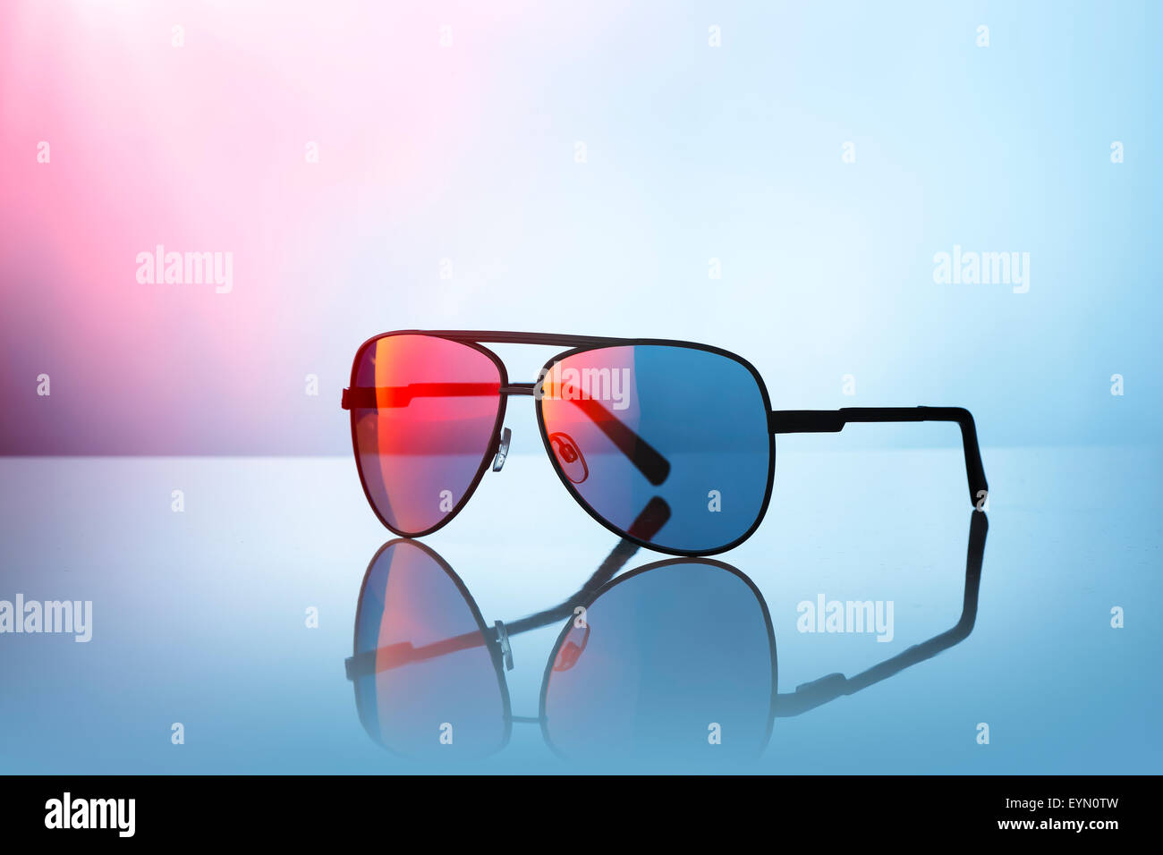 Sonnenbrille auf der reflektierenden Oberfläche. Stockfoto