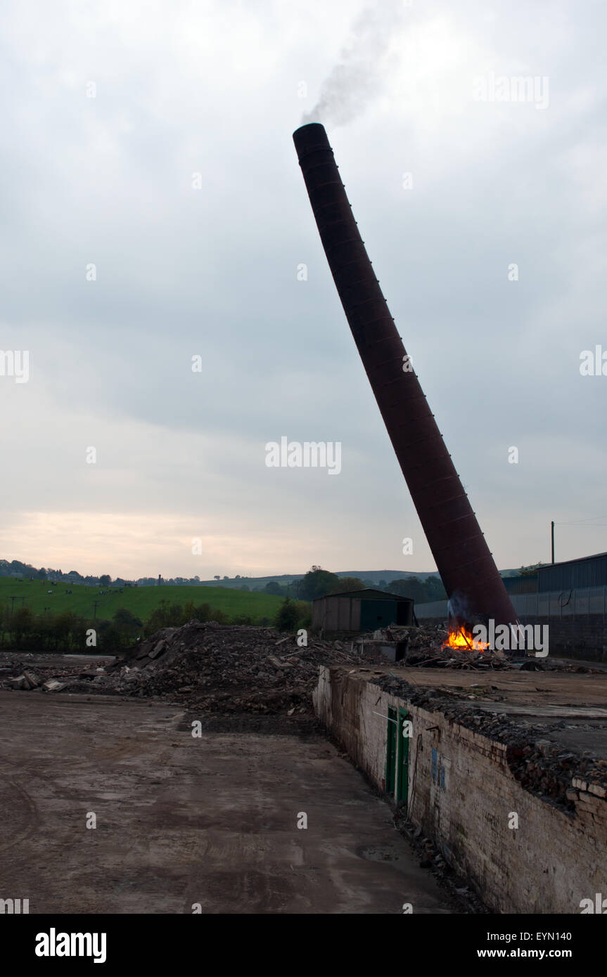 Schornstein fallen, gebaut 1 aus einer Reihe von 13 Aufnahmen des Ziegels Schornstein einem Zusammenbruch nach wird durch die Lagerfeuer-Methode gefällt. Stockfoto