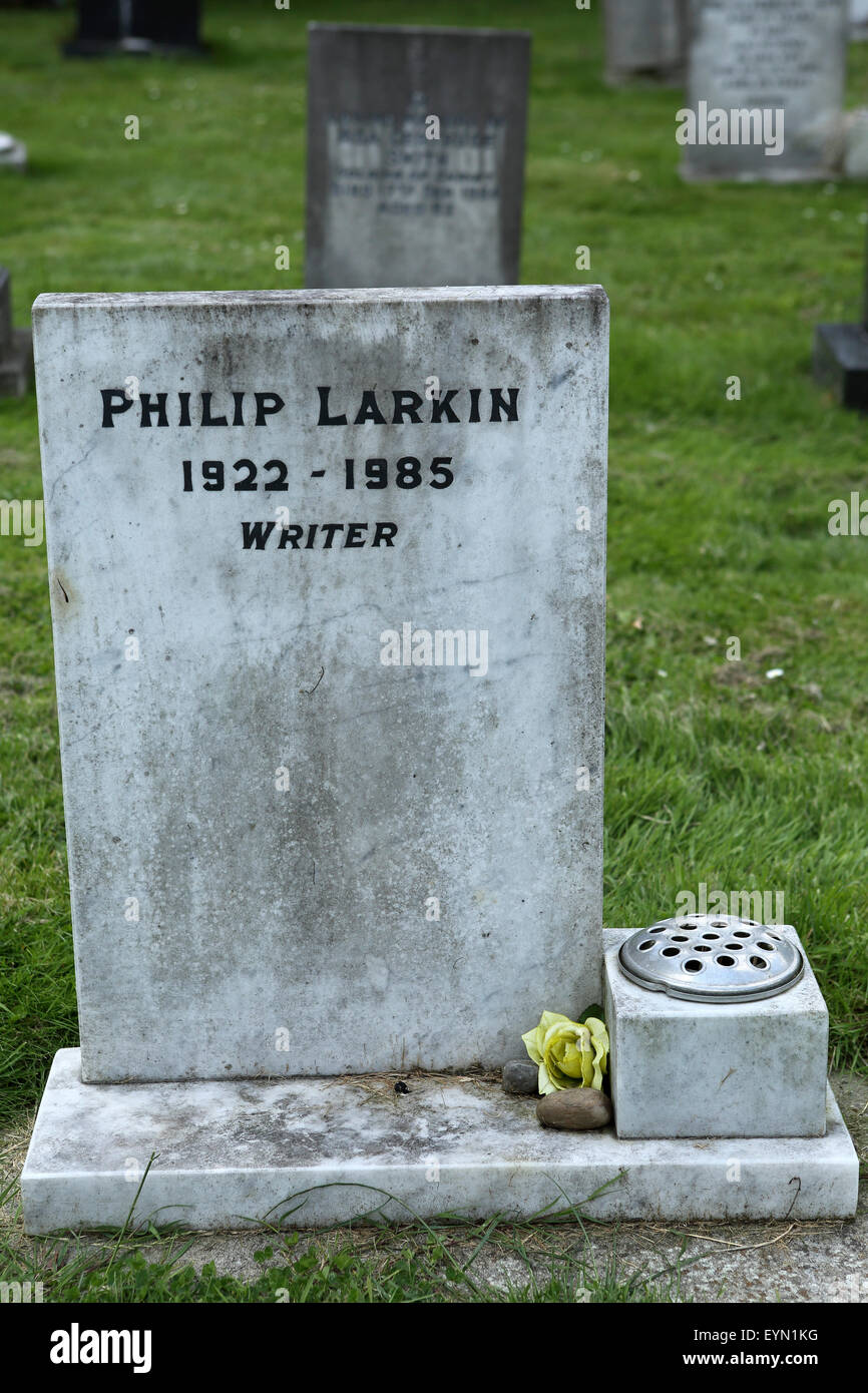Das Grab von Philip Larkin in Cottingham städtischen Friedhof in Hull, England. Larkin (1922-1985) war ein Dichter, Autor, jazz crit Stockfoto