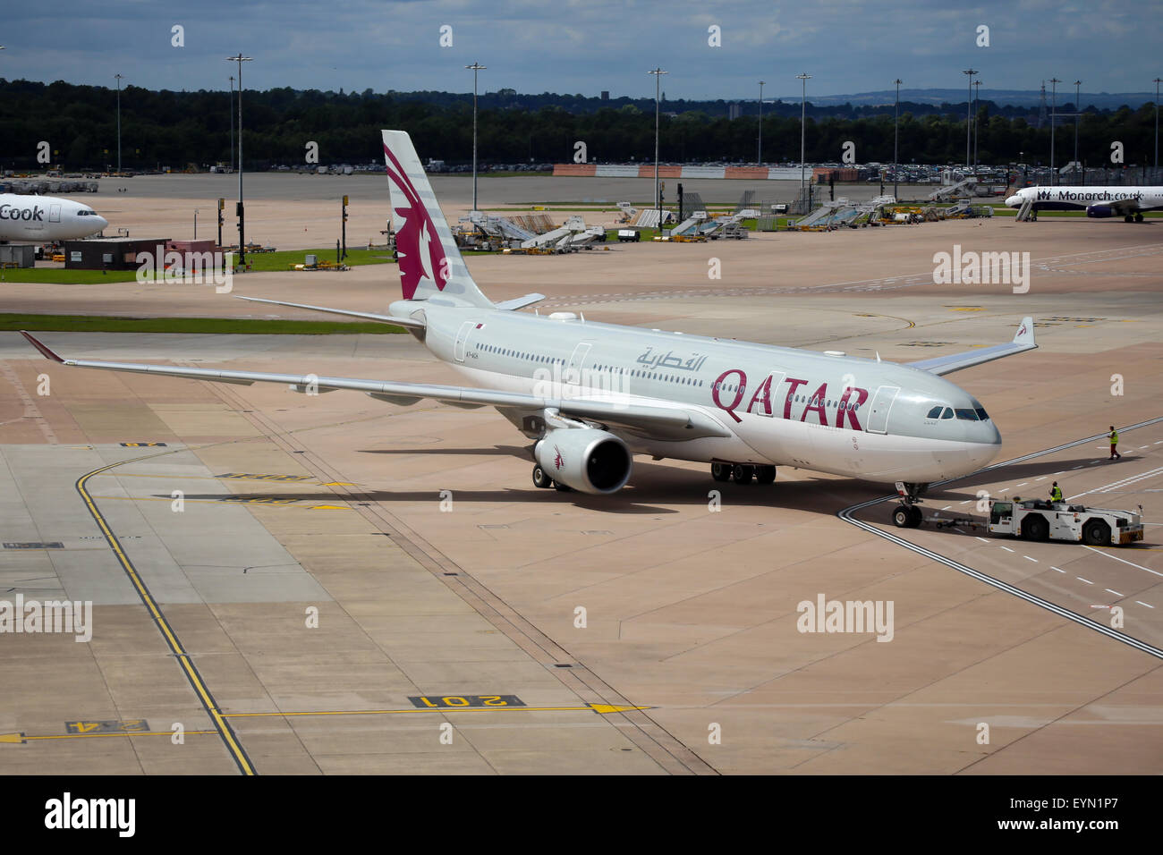 Qatar Airways Airbus A330-200 drängt zurück vom terminal 2 am Flughafen Manchester. Stockfoto