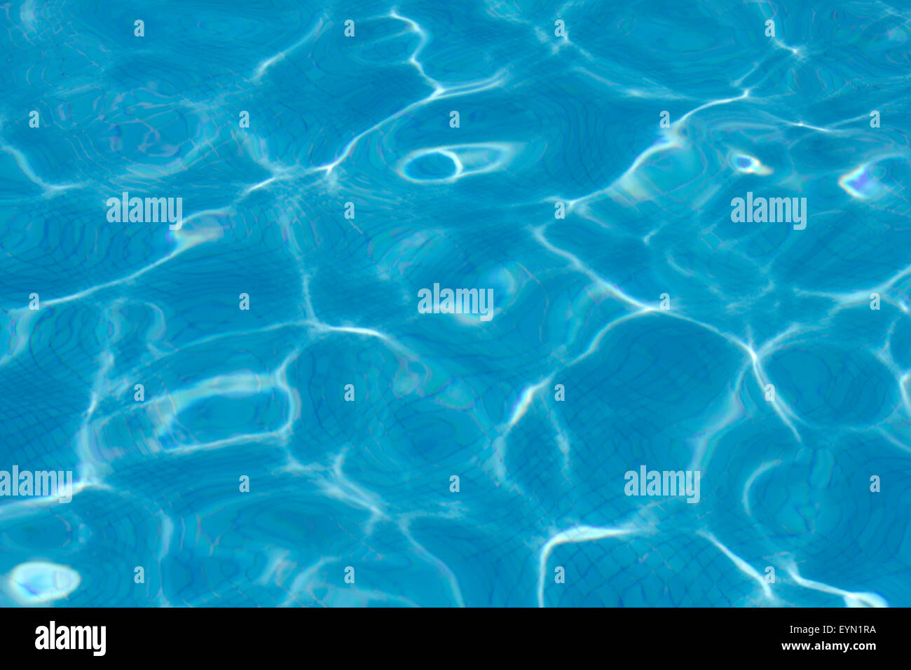 Sonnenlicht reflektieren auf Wasser im Schwimmbad Stockfoto