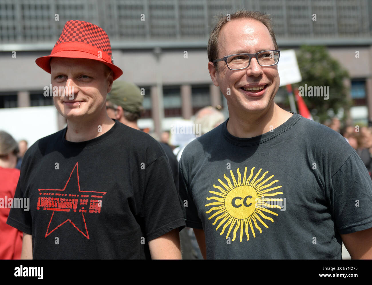 Markus Beckedahl (r), Gründer der Website Netzpolitik.org und Schriftsteller von der Website, Andre Meister (l) Teilnahme an einer Demonstration zur Unterstützung der Internet-Portale, dass Netzpolitik.org ein transparent halten, die "Freiheit der Presse" in Berlin, Deutschland, 1. August 2015 liest. Internet-Aktivisten protestieren die Bundesland-Untersuchung in die Webseite wegen Hochverrats, nachdem es umstrittene vertrauliche Dokumente veröffentlicht. Foto: BRITTA PEDERSEN/dpa Stockfoto