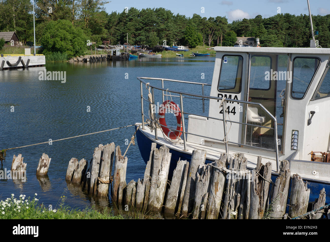 Fischerboote im Hafen. Insel Kihnu. Estland 24. Juli 2015 Stockfoto