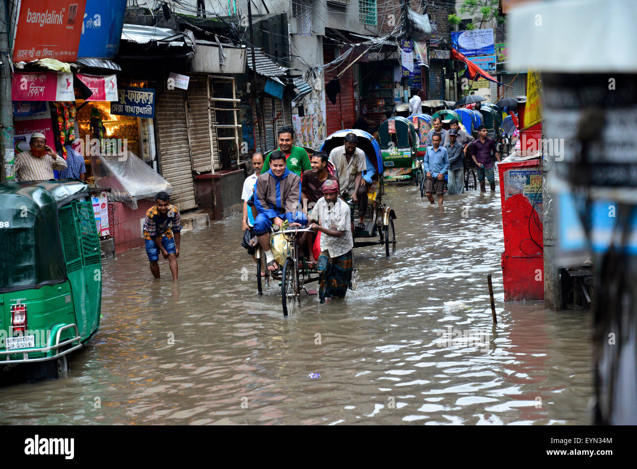 Dhaka, Bangladesch. 1. August 2015. Rikschas versuchen Sie Passagiere durch die überfluteten Straßen von Dhaka nach starke Regenfällen fast-Stillstand verursacht. Am 1. August 2015 nach schweren Monsun Regenfälle verursacht überschwemmte die meisten des Bereichs in der Hauptstadt Dhaka in Bangladesch. Straßen wurden teilweise unter Wasser machen Reisen gefährlich. Eine Reihe von Fahrradrikschas hob im Wasser. Bildnachweis: Mamunur Rashid/Alamy Live-Nachrichten Stockfoto