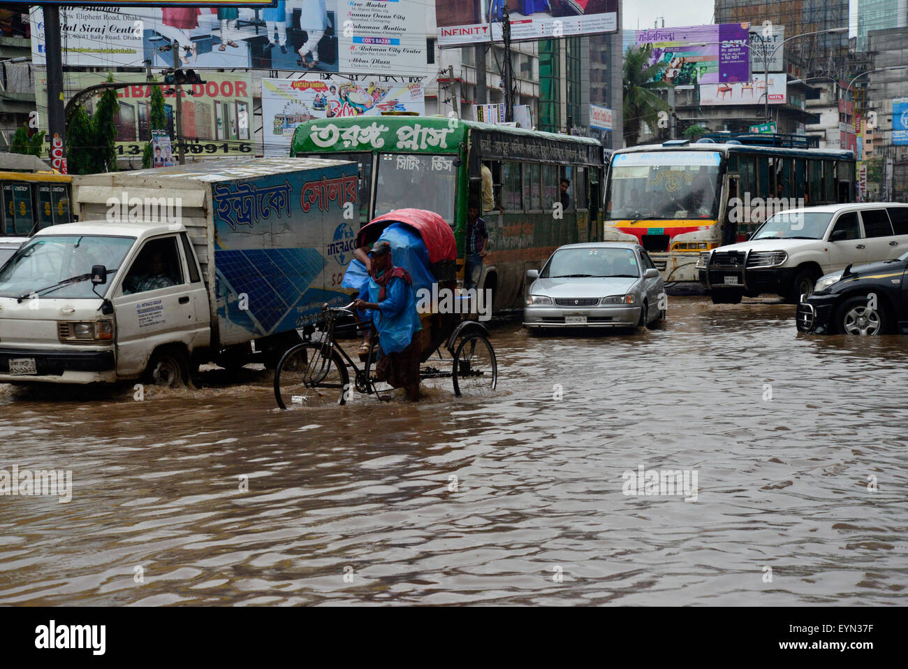 Dhaka, Bangladesch. 1. August 2015. Fahrzeuge und Rikschas versuchen Sie mit Passagieren durch die überfluteten Straßen von Dhaka nach starke Regenfällen fast-Stillstand verursacht. Am 1. August 2015 nach schweren Monsun Regenfälle verursacht überschwemmte die meisten des Bereichs in der Hauptstadt Dhaka in Bangladesch. Straßen wurden teilweise unter Wasser machen Reisen gefährlich. Eine Reihe von Fahrradrikschas hob im Wasser. Bildnachweis: Mamunur Rashid/Alamy Live-Nachrichten Stockfoto