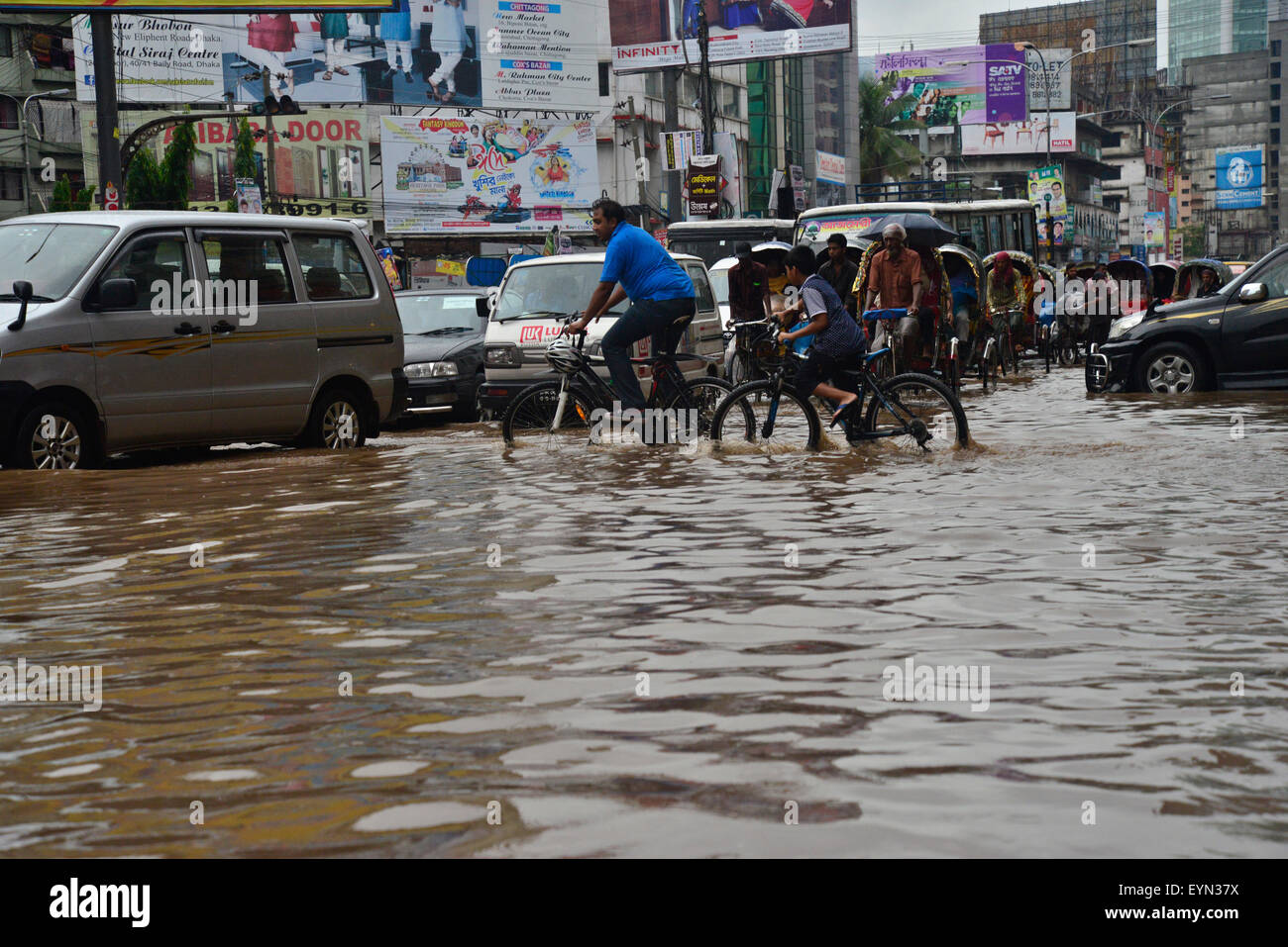 Dhaka, Bangladesch. 1. August 2015. Fahrzeuge und Rikschas versuchen Sie mit Passagieren durch die überfluteten Straßen von Dhaka nach starke Regenfällen fast-Stillstand verursacht. Am 1. August 2015 nach schweren Monsun Regenfälle verursacht überschwemmte die meisten des Bereichs in der Hauptstadt Dhaka in Bangladesch. Straßen wurden teilweise unter Wasser machen Reisen gefährlich. Eine Reihe von Fahrradrikschas hob im Wasser. Bildnachweis: Mamunur Rashid/Alamy Live-Nachrichten Stockfoto