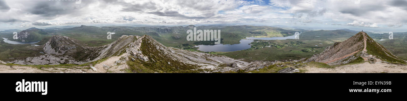 360° Panorama aufgenommen vom Gipfel des Mount Errigal in Donegal, Irland. Errigal ist ein 751 Meter hohen Berg in der Nähe von Gweedore. Stockfoto