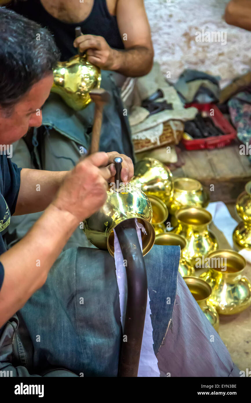 Unbekannter Mann arbeitet als Handwerksmeister an Workshop in Fes, Marokko. Stockfoto