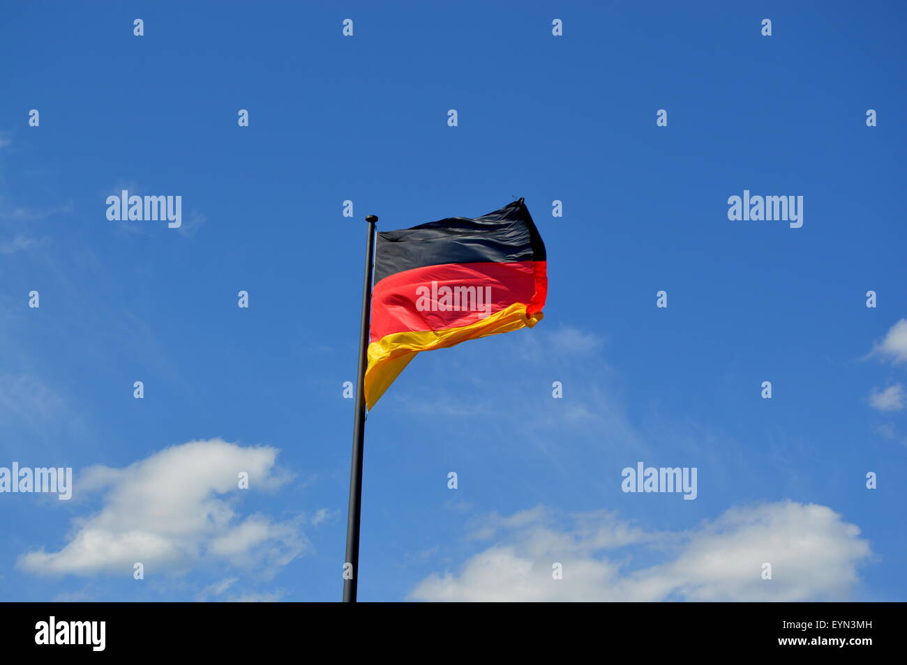 Deutsche Flagge im Wind wehen. Stockfoto