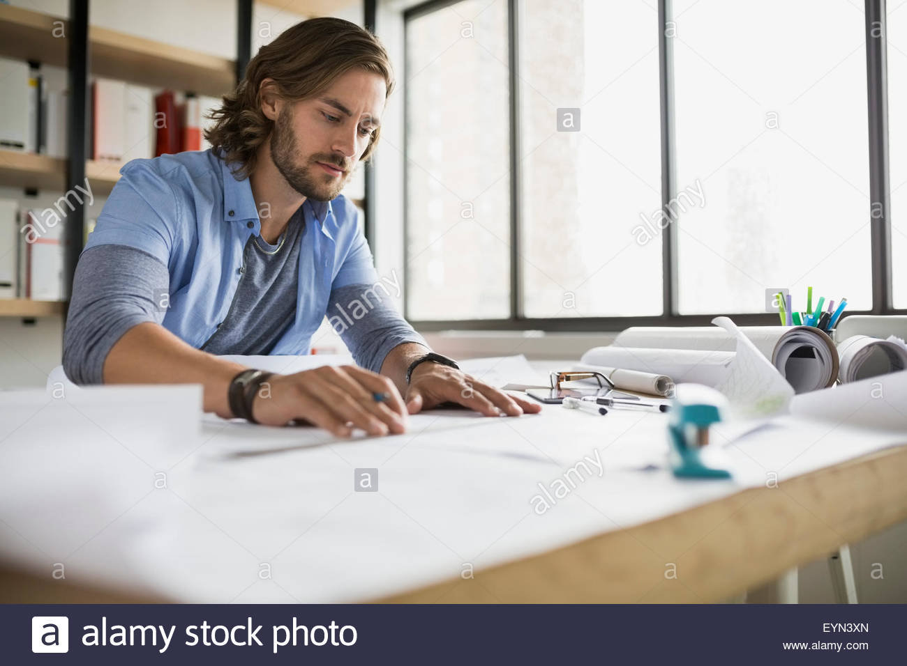 Architekt Entwurf Baupläne am Tisch Stockfoto