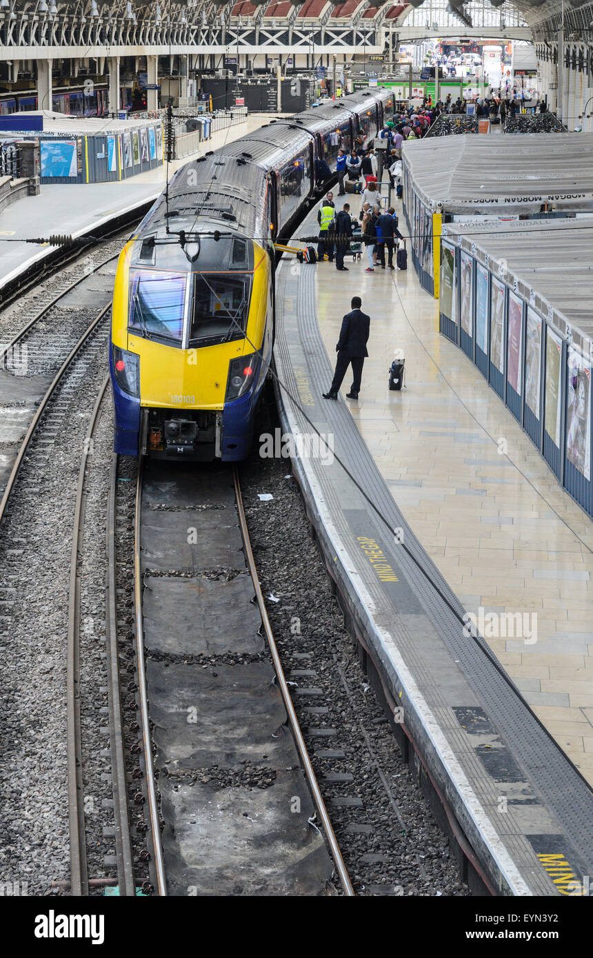 Eine Plattform mit wartenden Zug an der Paddington Station, London, England, UK Stockfoto