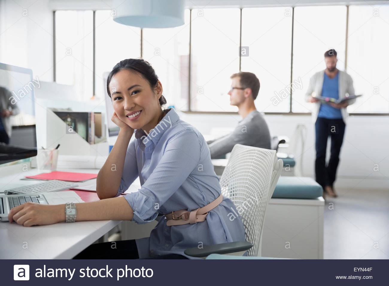 Porträt überzeugt Architekten arbeiten am Laptop im Büro Stockfoto