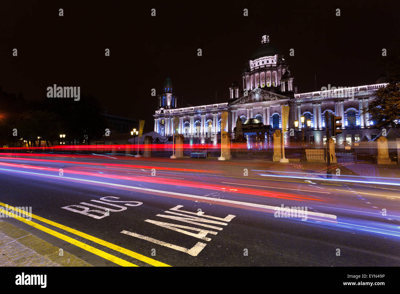 Der Belfast City Hall bei Nacht Stockfoto