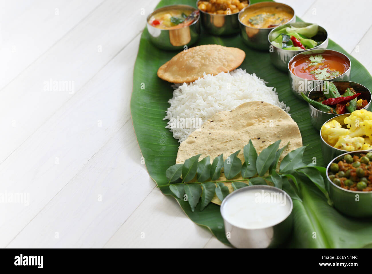 Mahlzeiten auf Bananenblatt, traditionelle südindische Küche Stockfoto