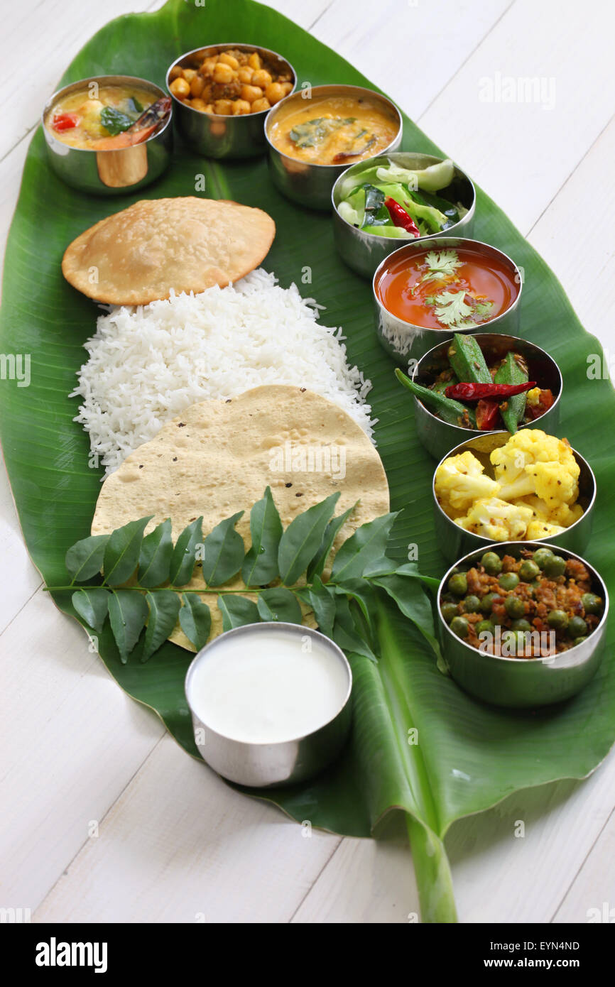 Mahlzeiten auf Bananenblatt, traditionelle südindische Küche Stockfoto