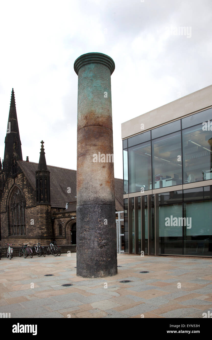 Kunst im öffentlichen Raum außerhalb der Laidlaw-Bibliothek an der Leeds University Stockfoto