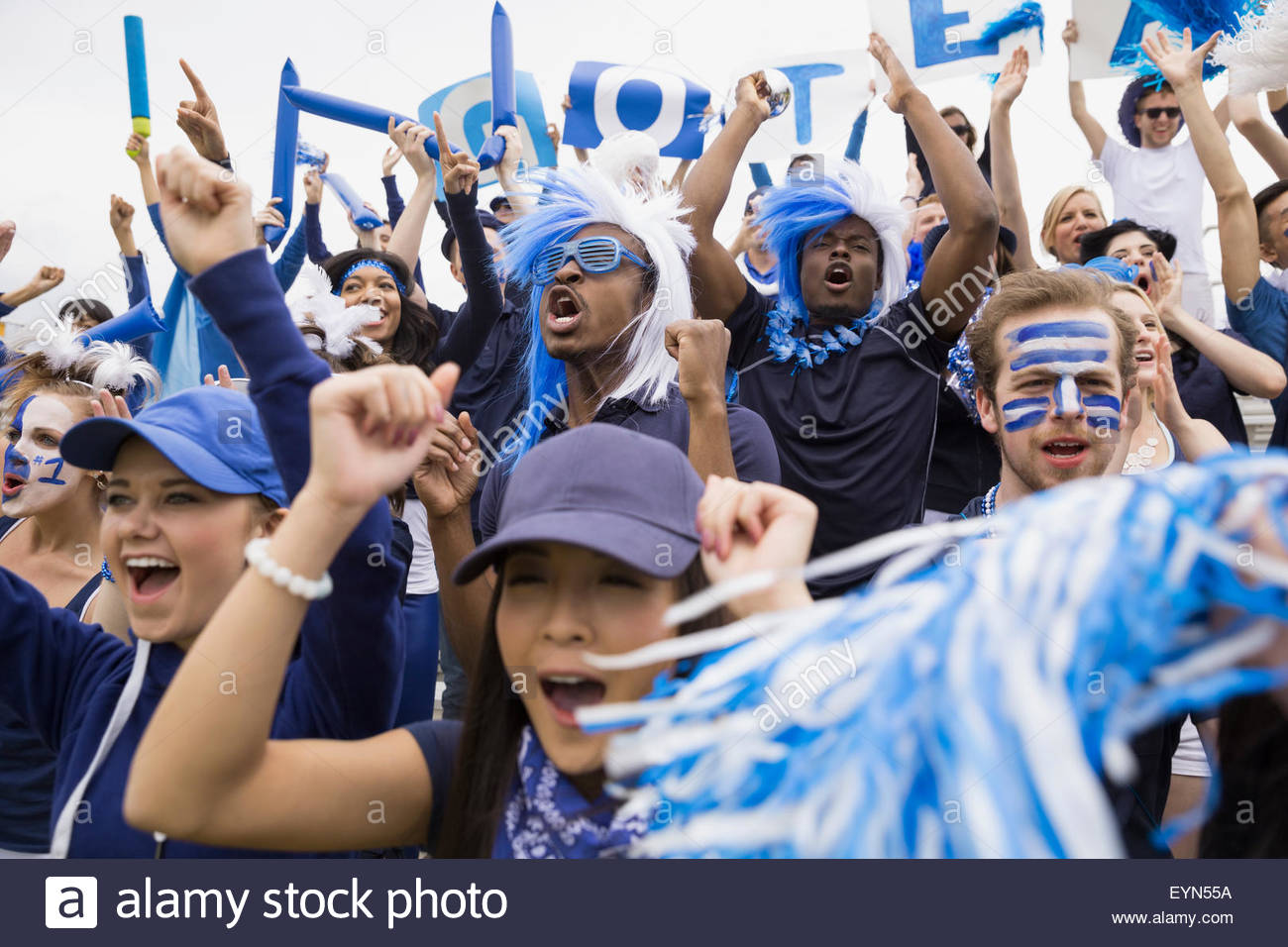 Begeistertes Publikum in blauer Jubel beim Sportereignis Stockfoto