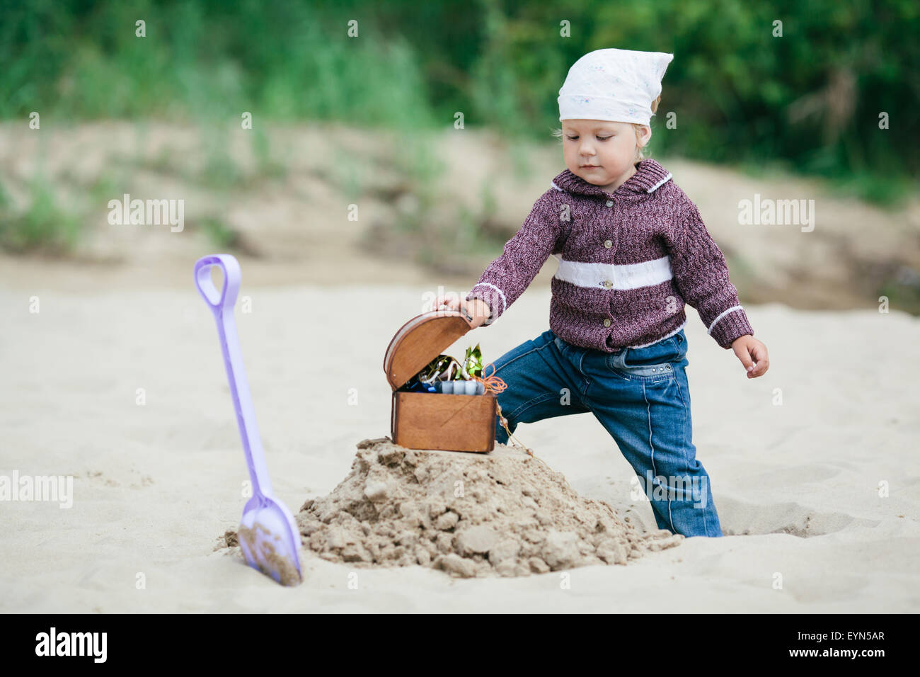 kleines Mädchen auf Schatzsuche Stockfoto