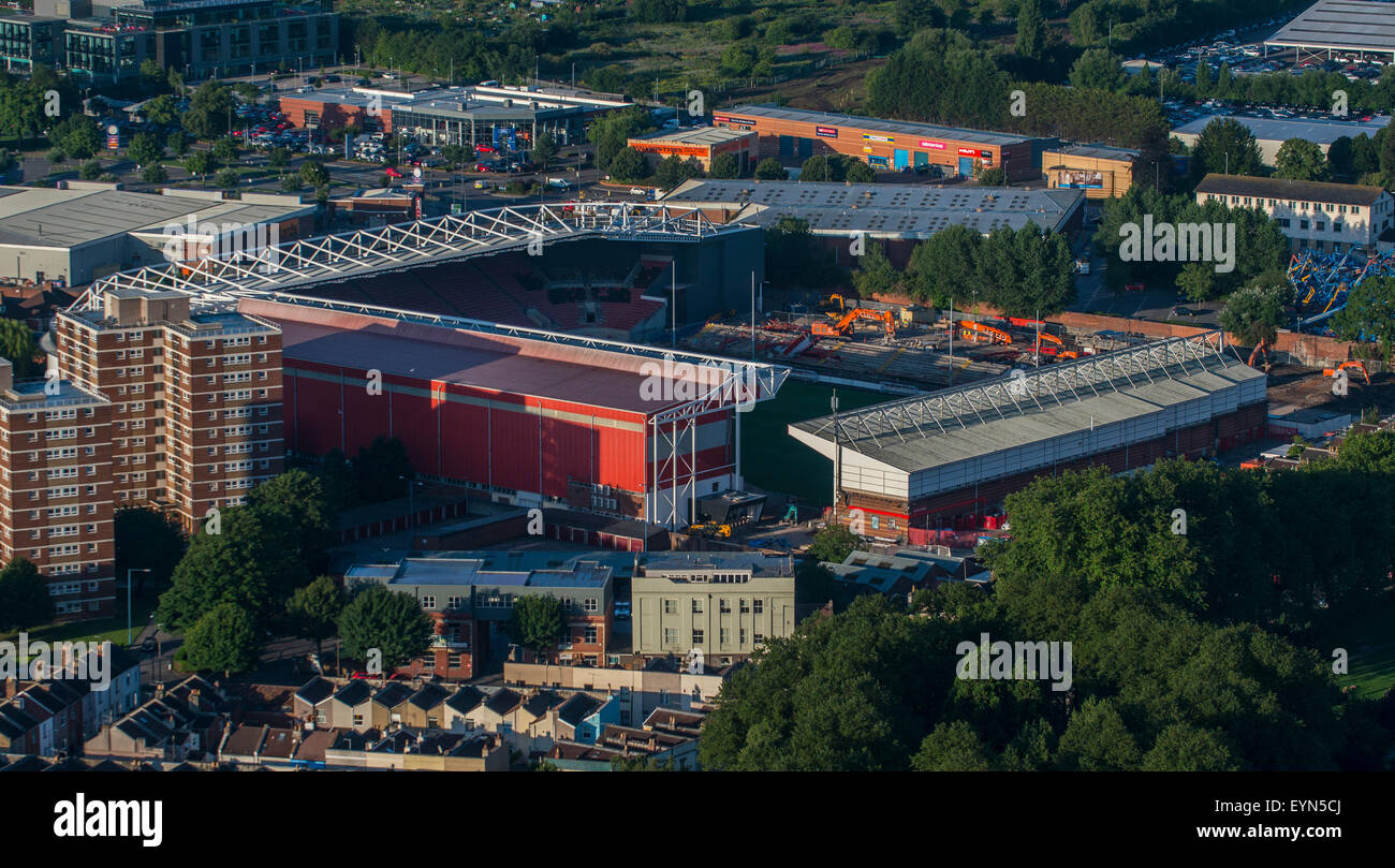 Eine Luftaufnahme von Ashton Gate Stadium das Heimstadion des Fußballvereins Bristol City und Bristol Rugby Club. Stockfoto