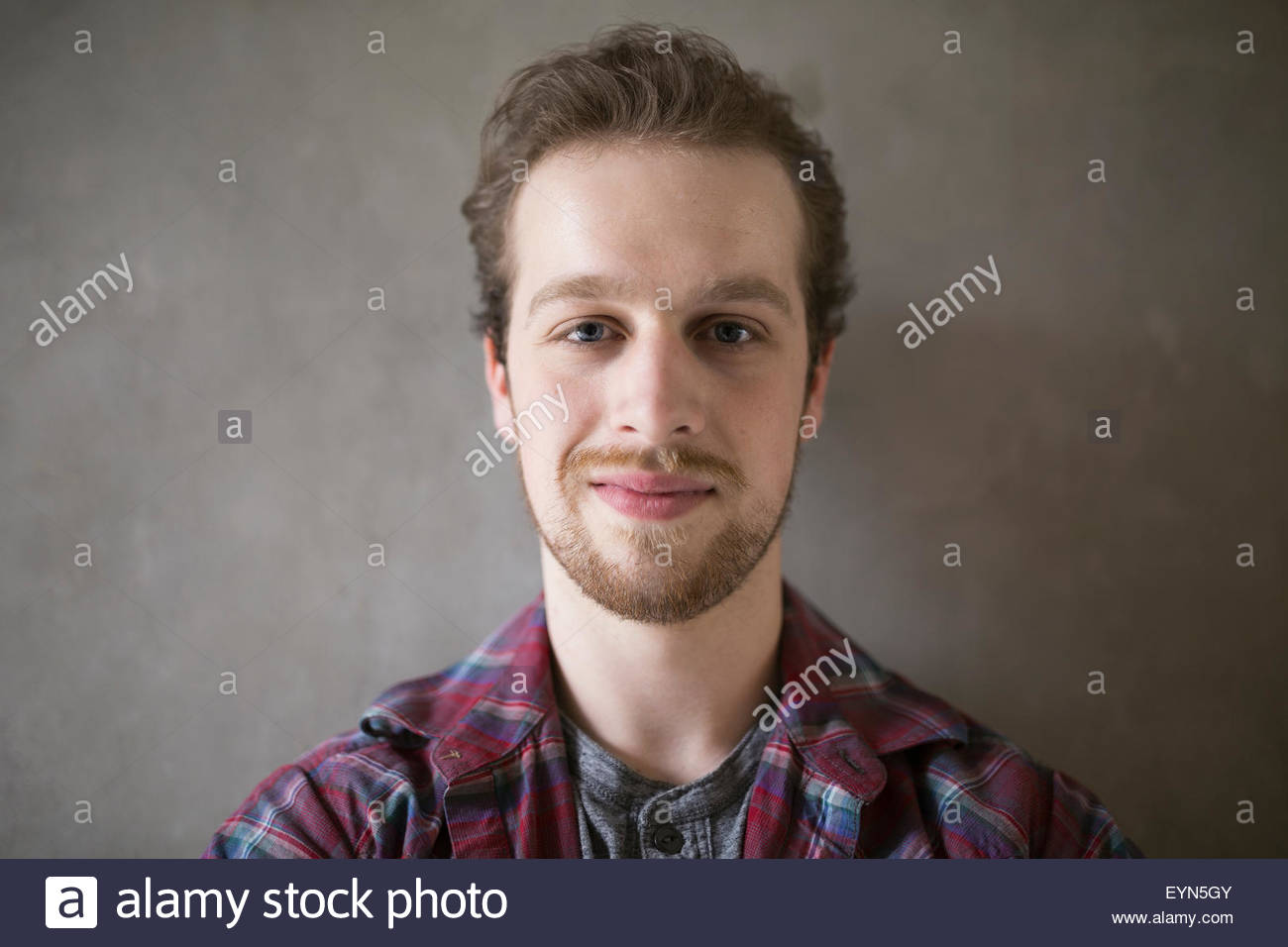 Porträt zuversichtlich Mann mit Bart vor grauem Hintergrund Stockfoto