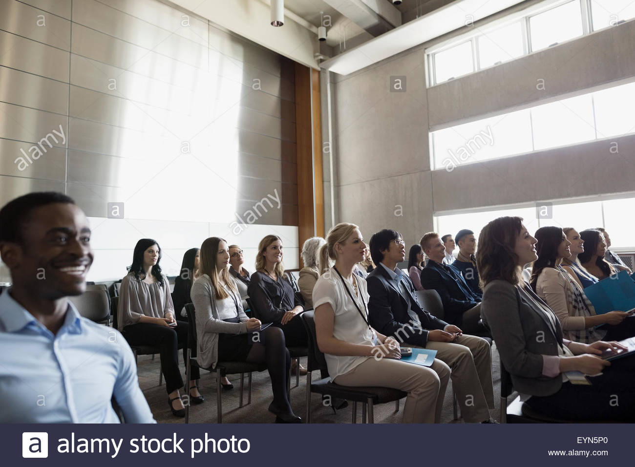 Schüler hören Vortrag im Auditorium Publikum Stockfoto